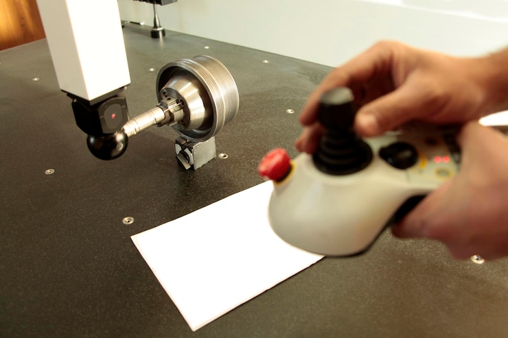 Foto medición de sonda cmm en cilindro de acero sonda cmm controlador de control de máquina