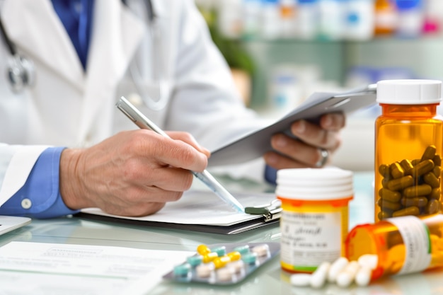 Médico a escrever receita na clínica