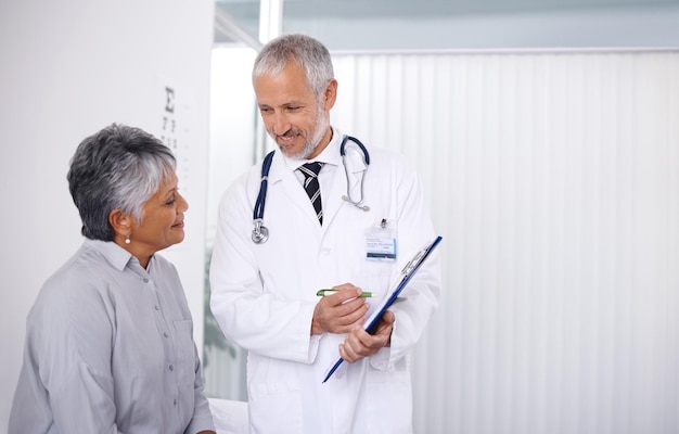 Foto médico a examinar um paciente no hospital