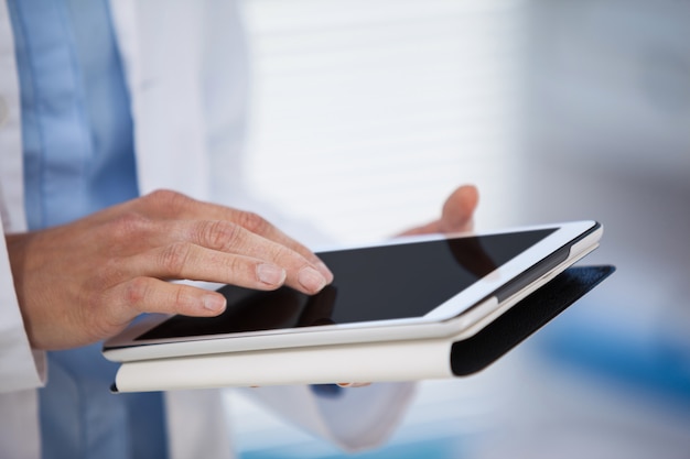 Médico a usar tablet digital