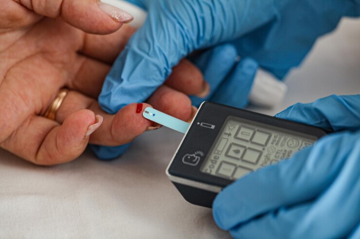 Foto médico a verificar o nível de açúcar no sangue com um glucômetro tratamento do conceito de diabetes