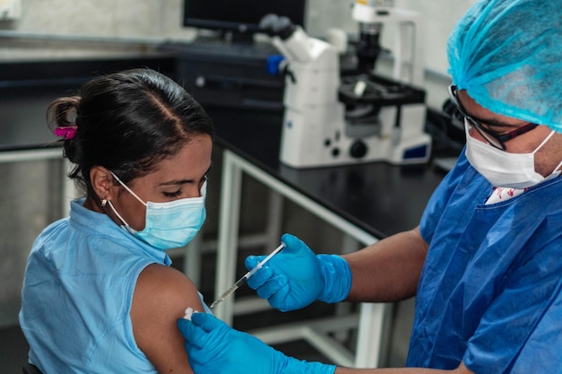 Médico administrando vacina durante pandemia