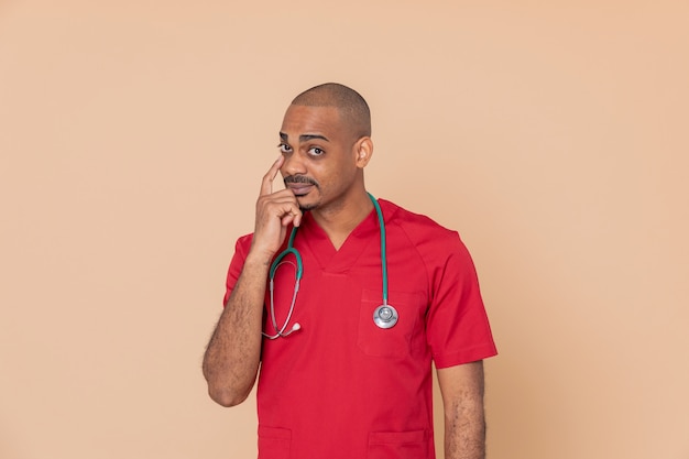Médico Africano com uniforme vermelho