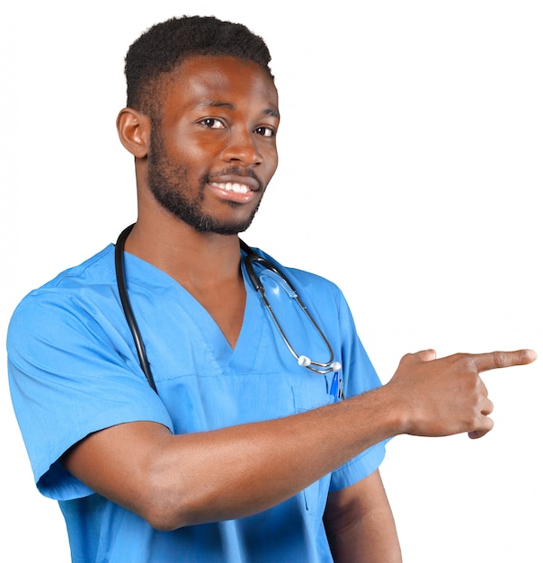 Médico africano hombre aislado en blanco