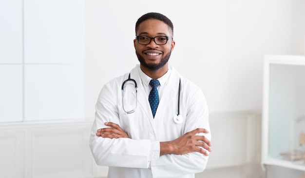 Médico africano mirando a la cámara durante la conferencia en la sala de juntas