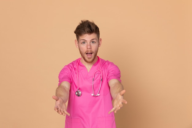 Médico Africano vestindo um uniforme rosa sobre fundo amarelo