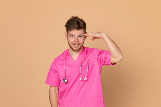 Médico Africano vestindo um uniforme rosa sobre fundo amarelo