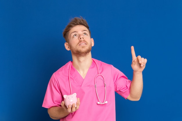 Médico africano, vestindo um uniforme rosa