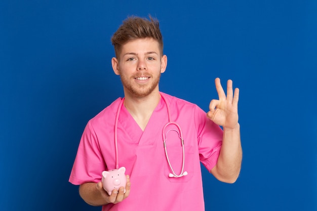 Médico africano vistiendo un uniforme rosa