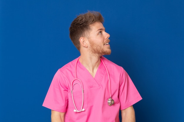 Médico africano vistiendo un uniforme rosa