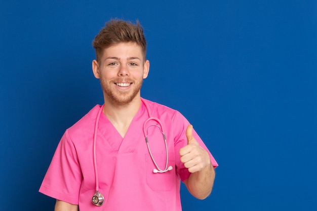 Médico africano vistiendo un uniforme rosa