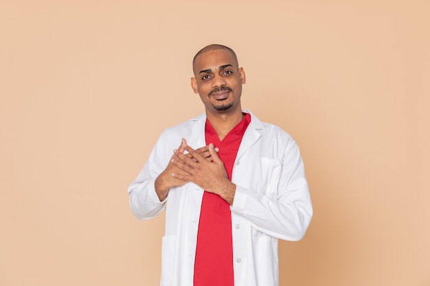 Médico Africano wid uniforme vermelho