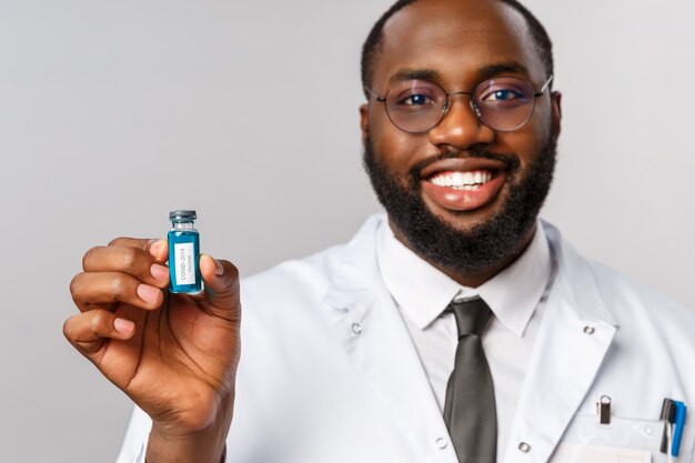 Médico afro-americano de retrato em uniforme branco.