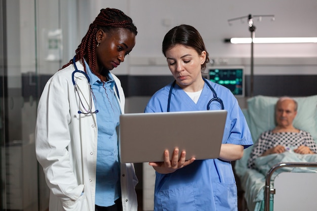 Médico afro-americano especialista em saúde e assistente