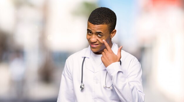 Médico afro-americano jovem olhando para a frente ao ar livre