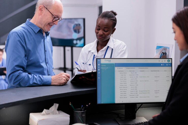 Foto médico afro-americano mostrando experiência médica a um paciente idoso discutindo tratamento de medicação na área de espera do hospital. recepcionista de pé no balcão de recepção verificando o relatório no computador