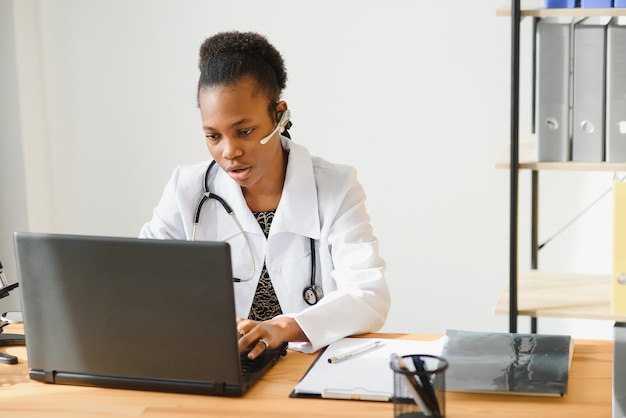 Médico afro-americano trabalhando na clínica, closeup