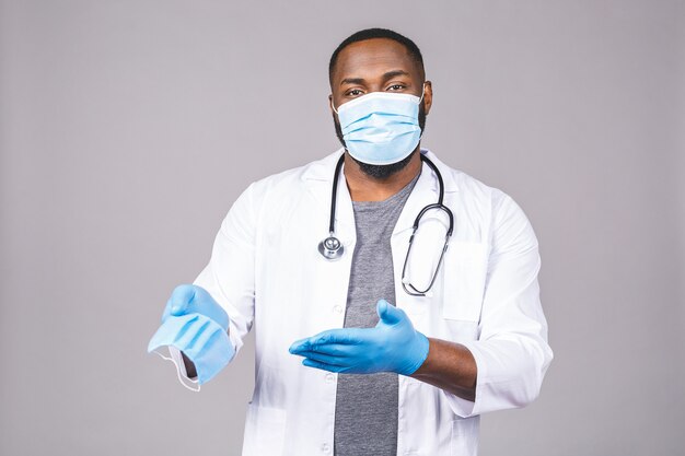 Médico afro-americano usando máscara protetora
