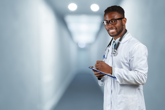 Médico afroamericano hombre.