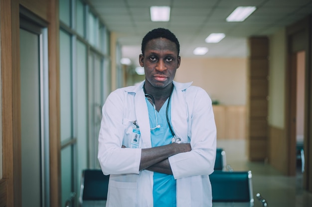 Médico afroamericano en el hospital