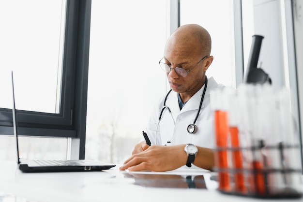 Médico afroamericano en la oficina moderna