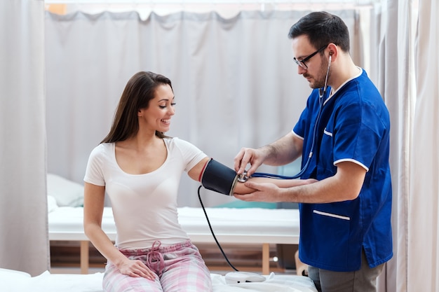 Médico ajudando seu paciente.