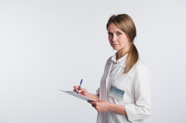 Médico alegre mulher tomando notas.