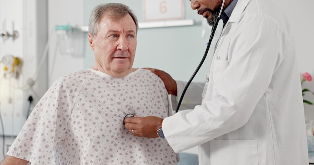 Médico de alto rango y escucha el ritmo cardíaco o la respiración en cardiología con el paciente en el hospital Enfermera profesional médica o cirujano comprobando la respiración del cliente en el chequeo o el diagnóstico
