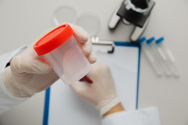 Foto médico analisando amostras de sêmen em laboratório médicos no local de trabalho conceito de planejamento de saúde e gravidez