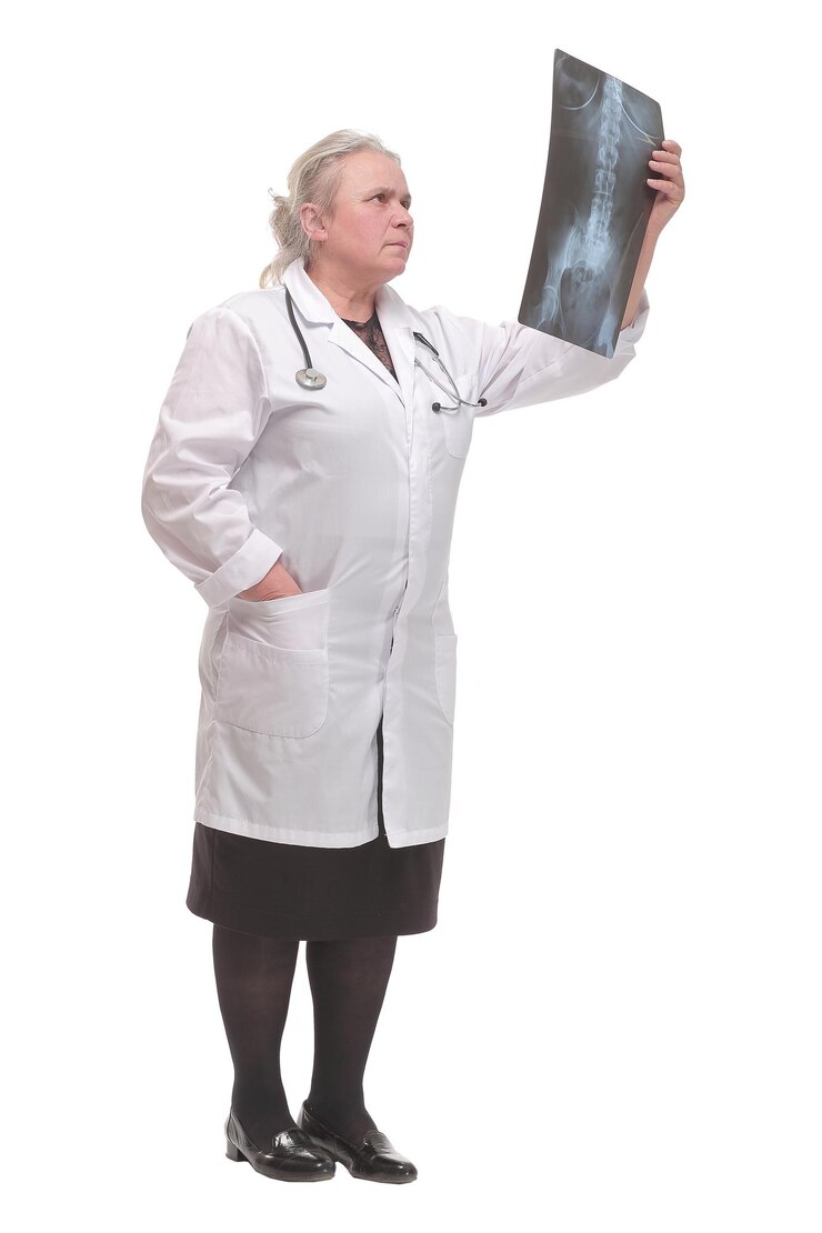 Foto médico analisando imagem de raio-x olhando para a câmera e sorrindo