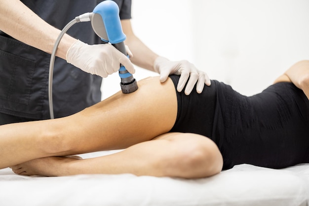 Médico aplica terapia de ondas de choque no joelho das mulheres
