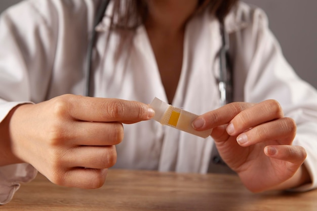 Médico aplicando fita adesiva na mão do homem