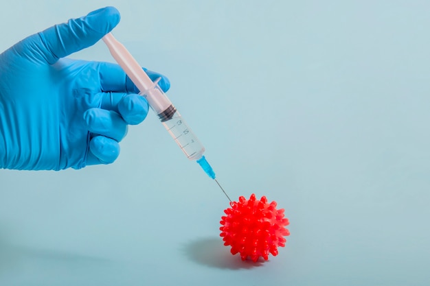Médico aplicando vacina no vírus