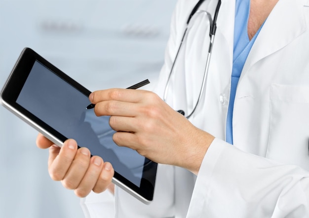 Foto médico apontando no tablet pc