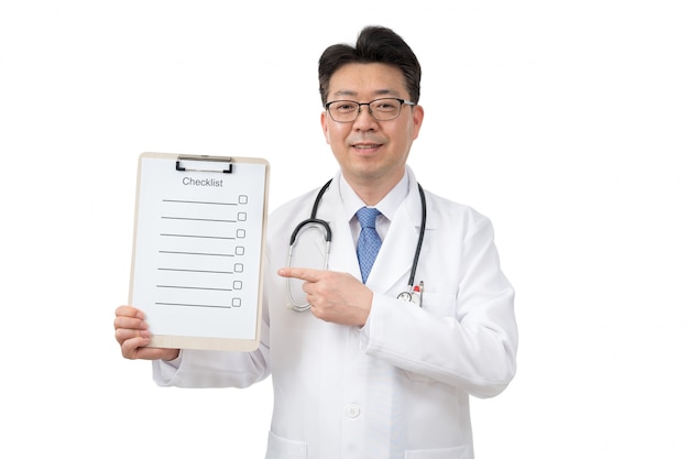Médico asiático de meia-idade, segurando a área de transferência em branco