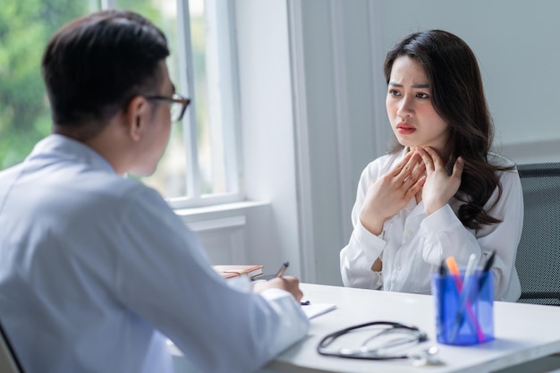 Médico asiático examinando paciente na clínica