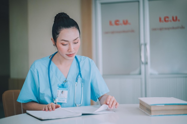 Médico asiático mujer médico médico en clínica u hospital