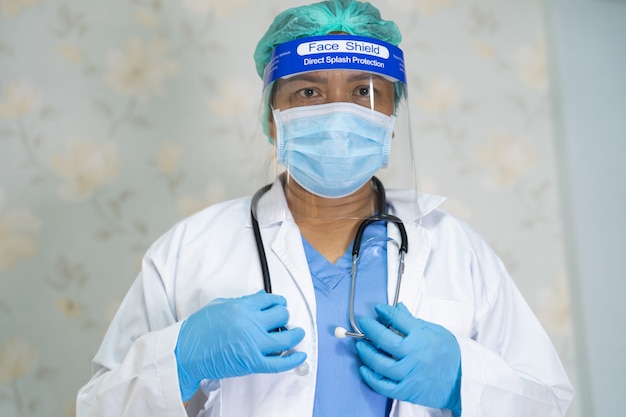 Foto médico asiático con protector facial y epp se adapta a la nueva normalidad para comprobar que el paciente protege la infección de seguridad brote de coronavirus covid-19 en la sala del hospital de enfermería de cuarentena.