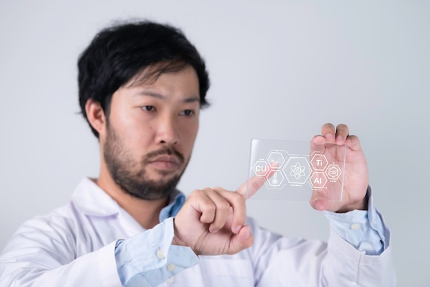 Médico asiático sostiene un pulmón de pantalla virtual para controlar la enfermedad pulmonar en el laboratorio del hospitalScientist pantalla digital táctil para trabajar
