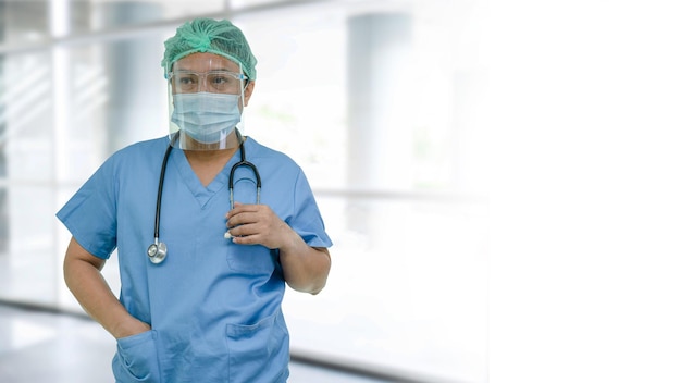 Médico asiático usando protetor facial e traje de proteção individual novo normal para verificar a segurança da infecção do paciente Covid19 Surto de coronavírus na enfermaria de quarentena do hospital
