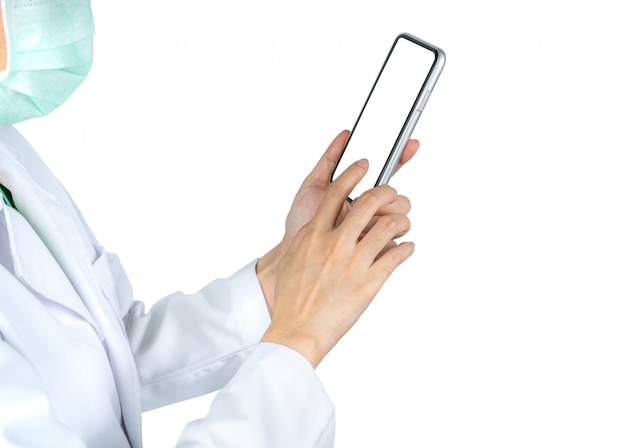 Foto el médico asiático utiliza el teléfono móvil para comunicarse con la enfermera o los proveedores de atención médica para consultar sobre la información de los pacientes en el hospital. mano de mujer sosteniendo y usando el teléfono inteligente.