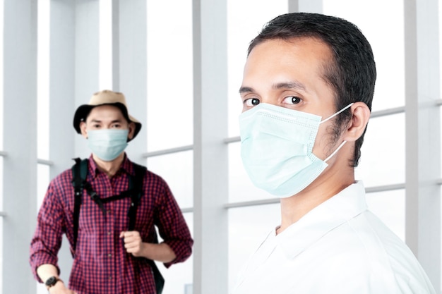 Médico asiático verificando a saúde do homem antes de viajar para o hospital. exame médico antes de viajar