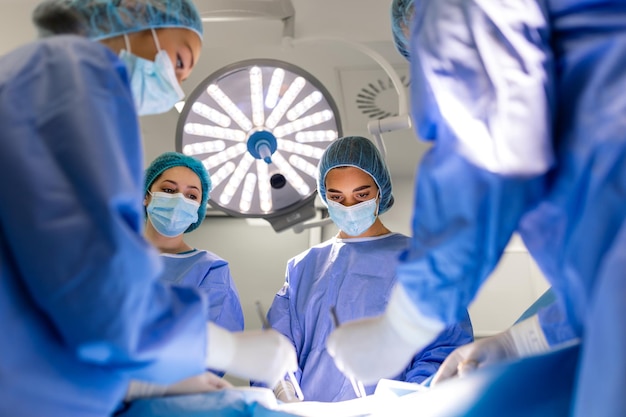 Foto médico y asistente de enfermería que operan para ayudar al paciente de un caso de emergencia peligroso instrumentos quirúrgicos en la mesa estéril en la sala de operaciones de emergencia en el hospitalatención médica y médica