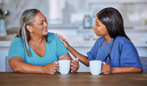 Médico de atención médica de mujer negra con paciente anciana hablando de apoyo, confianza y ayuda en el asilo de ancianos Africano médico voluntario cuidador o cuidado de niñas conversación y comunicación con personas mayores