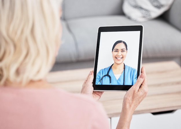 Médico de atención médica o mujer en una consulta de videollamada o conexión para comunicación Mujer paciente o profesional médico con una conversación de tableta o consejo con telesalud o cura