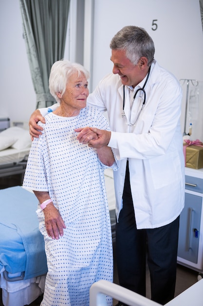 Médico atendendo paciente idoso na enfermaria