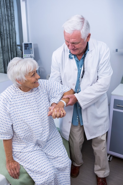 Médico atendendo paciente idoso no hospital