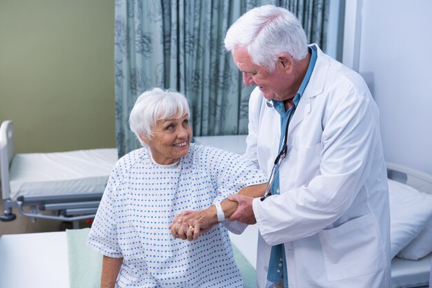 Médico atendendo paciente idoso no hospital