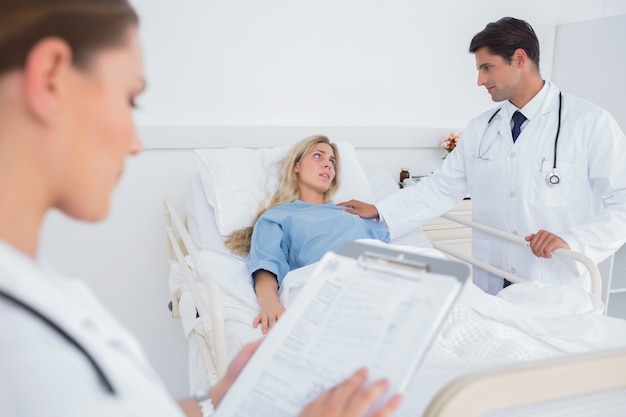 Médico atraente cuidando de um paciente