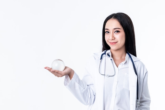 Médico atraente segurando um modelo de globo na mão